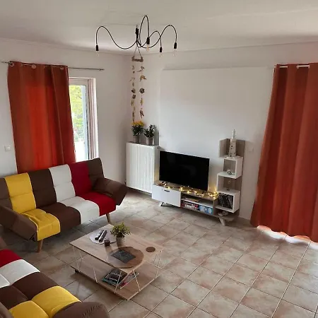 Vergian Brand New Spacious At Agioi Theodoroi Lejlighed